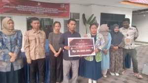 komisioner KPU Deli Serdang berikan Santunan bagi Anggota yang mengalami Kecelakaan Kerja Sewaktu Proses pemilukada 2024 lalu