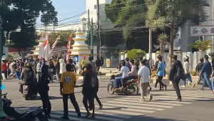Demo Ojol di Cirebon Memanas, Gedung DPRD Hangus Terbakar