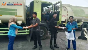 Perkuat Kepedulian Sosial, PMT Bagikan Paket Makanan Gratis Bagi Sopir Truk Di Kawasan Pelabuhan Kuala Tanjung