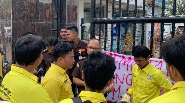 Dinilai Mandul Usut Kasus Korupsi, Perma Labusel Geruduk Kejatisu Desak Pencopotan Kajari dan Kasi Pidsus