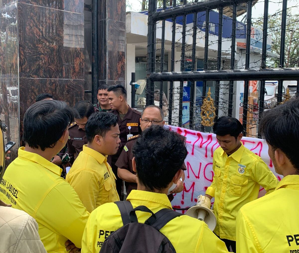 Dinilai Mandul Usut Kasus Korupsi, Perma Labusel Geruduk Kejatisu Desak Pencopotan Kajari dan Kasi Pidsus