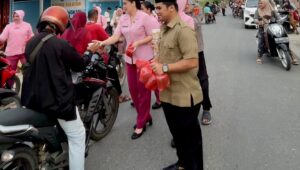 Aksi Sosial Ramadan: Ny. Olivia Aditya Sembiring dan SPPG 1 Kemala Bhayangkari Santuni Pengendara Lewat Takjil Gratis Aksi Sosial Ramadan: Ny. Olivia Aditya Sembiring dan SPPG 1 Kemala Bhayangkari Santuni Pengendara Lewat Takjil Gratis