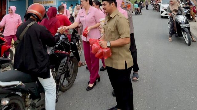 Aksi Sosial Ramadan: Ny. Olivia Aditya Sembiring dan SPPG 1 Kemala Bhayangkari Santuni Pengendara Lewat Takjil Gratis
