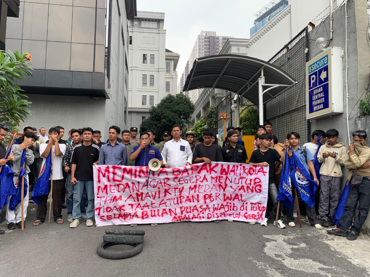 SANS Sumut 'Gas Pol' di Bulan Suci: Amavi Medan Kok Nekat 'Ciuman' Sama Rumah Ibadah? Tutup!