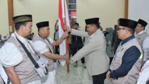 Lom Lom Suwondo Lepas Jemaah Haji Kloter 15 Menuju Tanah Suci