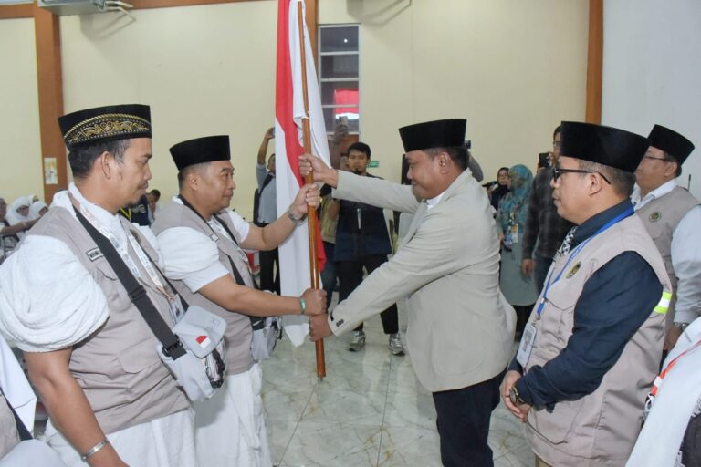 Lom Lom Suwondo Lepas Jemaah Haji Kloter 15 Menuju Tanah Suci