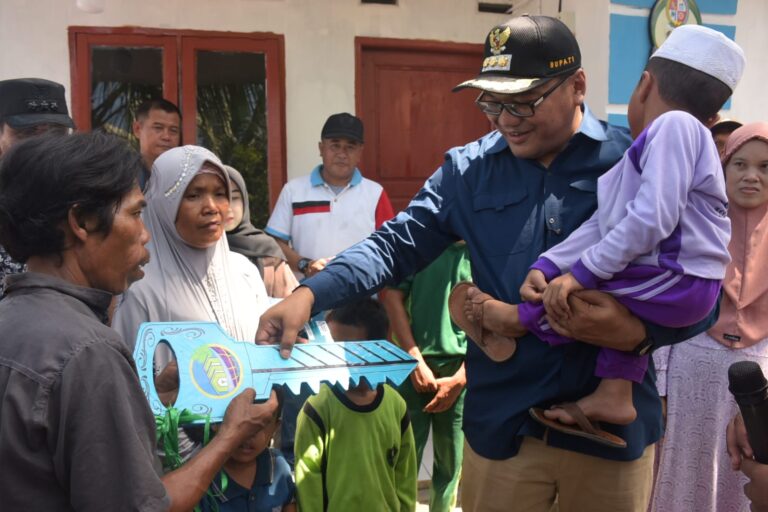 Bedah Rumah Selesai, Bupati Deli Serdang Serahkan Kunci dan Sertifikat Tanah Warga di Dua Kecamatan