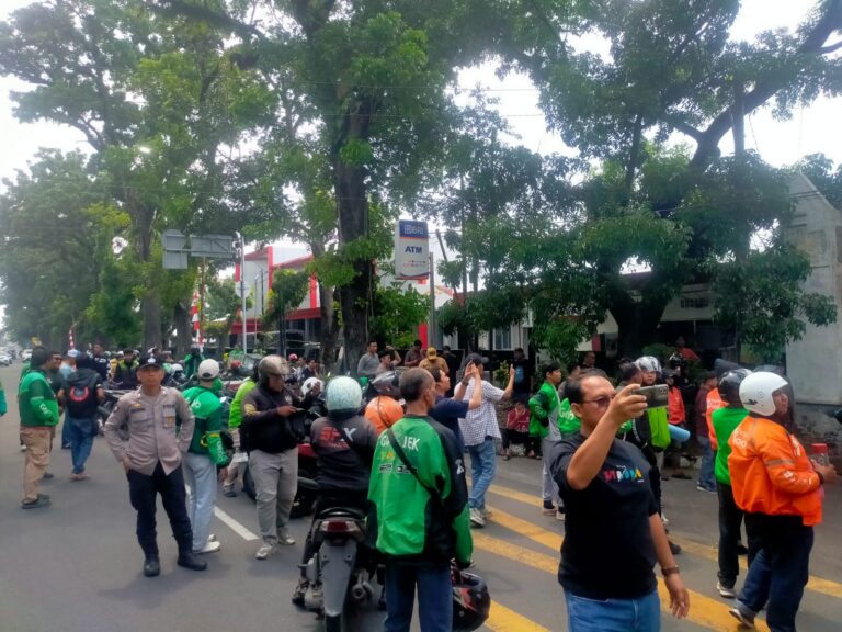 Ratusan Driver Ojol Sumut Geruduk DPRD Sumut, Desak Potongan Aplikasi Maksimal 8 Persen