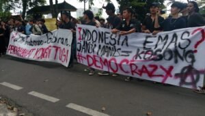 Mahasiswa Nomensen Gelar Aksi di DPRD Sumut, Desak Pengesahan RUU Perampasan Aset dan Evaluasi Program Pemerintah