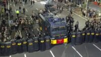 Polisi Pukul Mundur Massa Aksi Demo di Grahadi Surabaya, Belasan Orang Diamankan