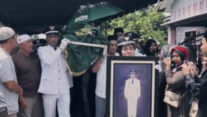 Kepala Desa Batang Kuis Pekan Dimakamkan dengan Upacara Penghormatan Terakhir, Ratusan Pelayat Antar ke Peristirahatan Terakhir