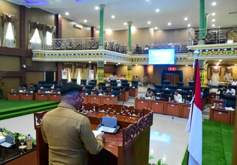 Lom Lom Suwondo Sampaikan Penjelasan Bupati Atas Ranperda Pertanggungjawaban APBD 2025
