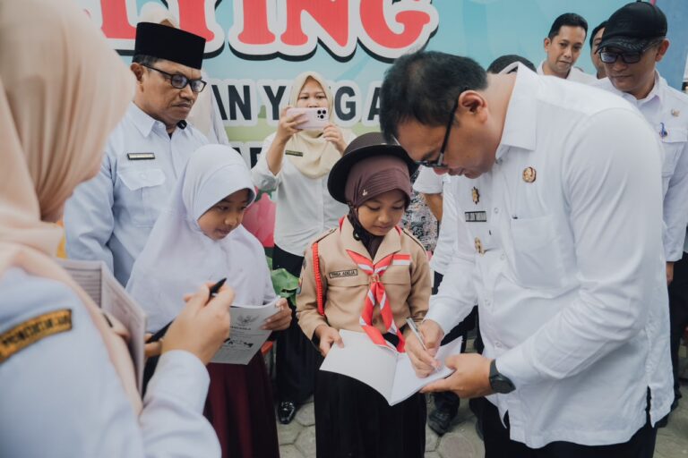 Bupati Tinjau Pembangunan Ruang Kelas Baru SD Negeri 101921 Karang Anyar