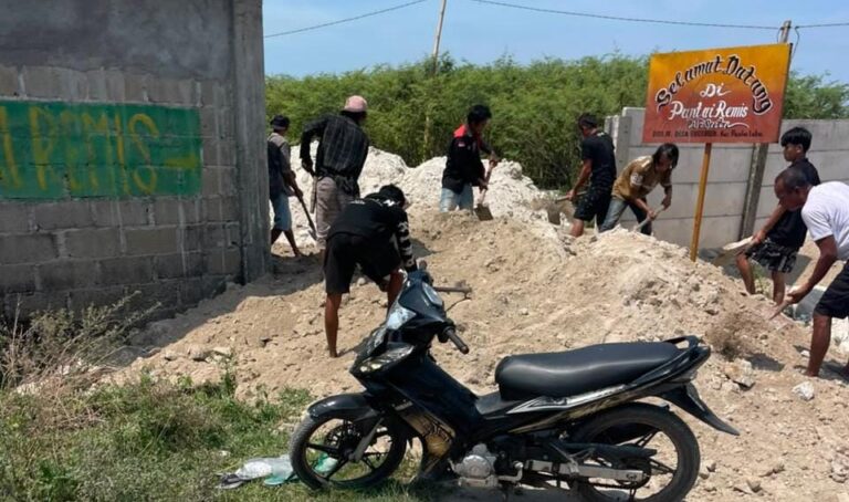 Pagar dan Akses Pantai Remis Memanas, Kades Rugemuk Akui Tak Tahu Soal Penimbunan Jalan
