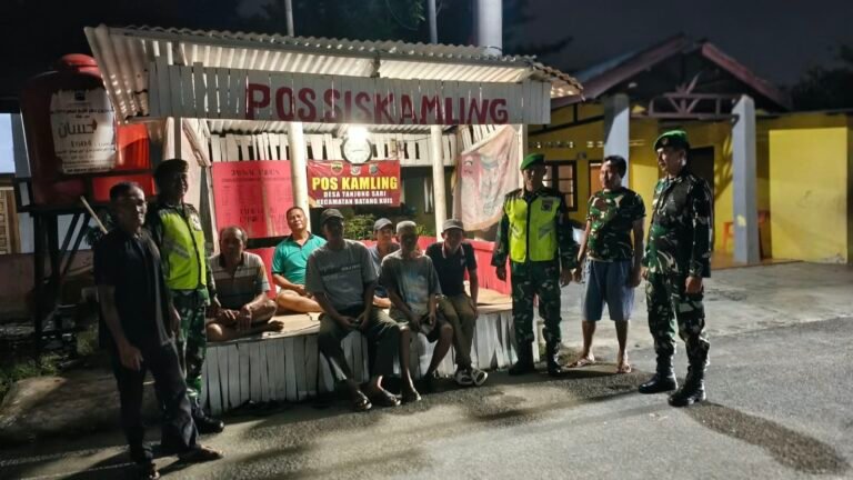 Koramil 05 Batang Kuis Gelar Patroli Siskamling, Pantau Keamanan di Desa Tanjung Sari