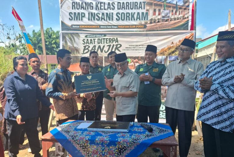 Kemendikdasmen dan PERSIS Bangun Kelas Darurat Bagi Sekolah Terdampak Banjir di Tapteng Kemendikdasmen dan PERSIS Bangun Kelas Darurat Bagi Sekolah Terdampak Banjir di Tapteng