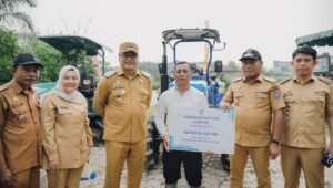 Keinginan Petani Terwujud, Bupati Tanam Bawang Bersama di Demplot Tanjung Morawa