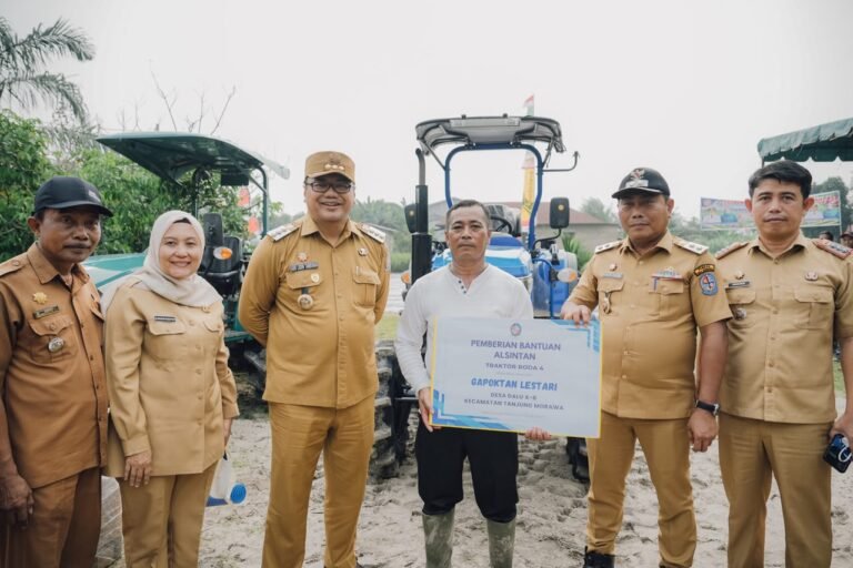 Keinginan Petani Terwujud, Bupati Tanam Bawang Bersama di Demplot Tanjung Morawa