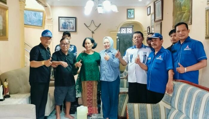 Anita Lubis Berikan Doa dan Upah-Upah kepada Warga yang Sakit